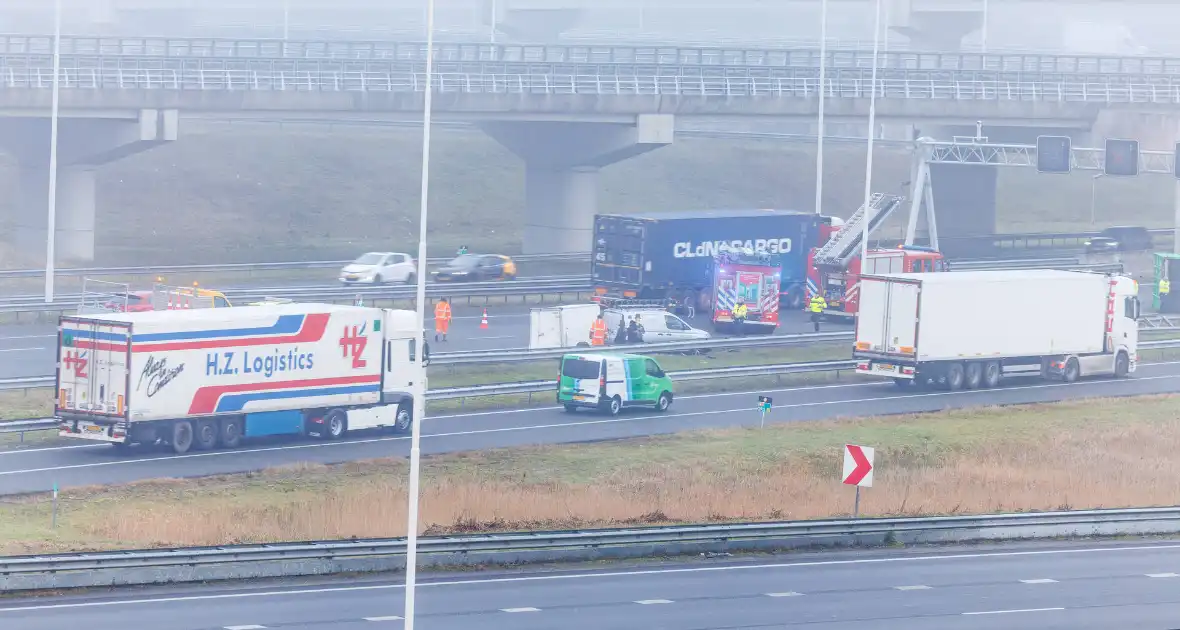 Vrachtwagen met oplegger kantelt op snelweg - Foto 4