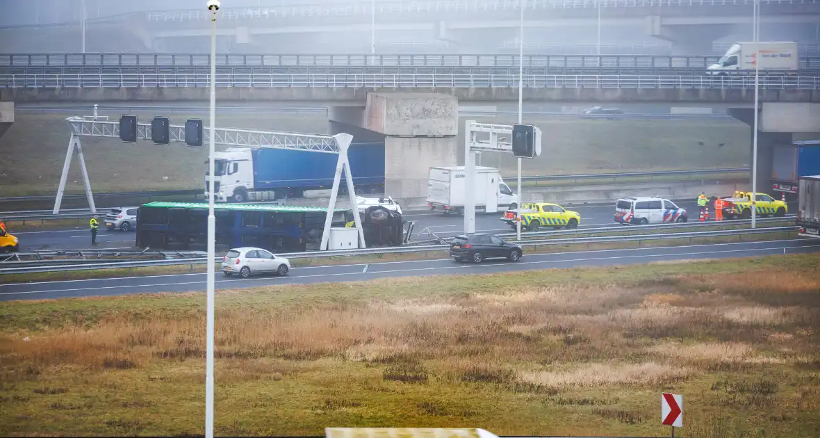 Vrachtwagen met oplegger kantelt op snelweg - Foto 5