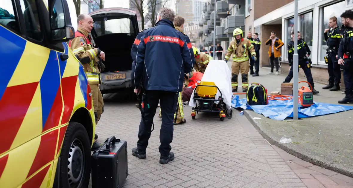Fietsster bekneld onder auto na aanrijding