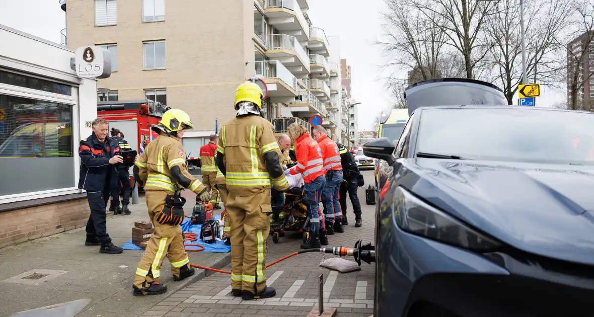 Fietsster bekneld onder auto na aanrijding - Foto 10