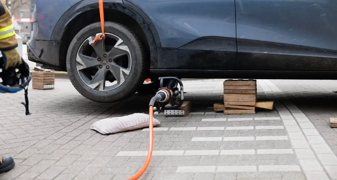 Fietsster bekneld onder auto na aanrijding - Foto 11