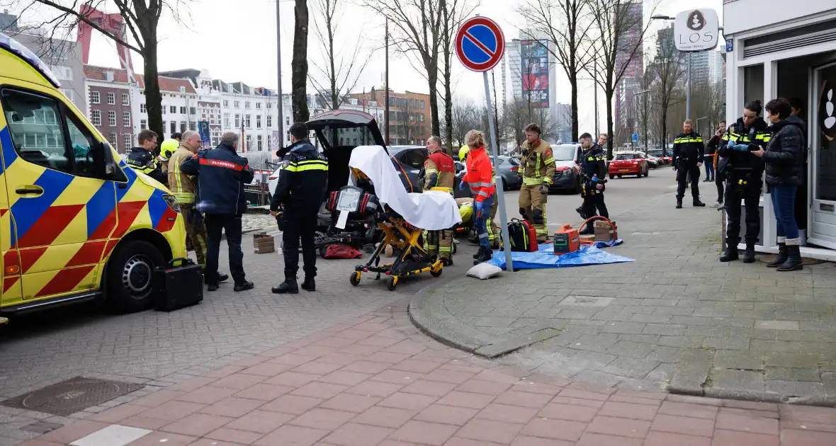 Fietsster bekneld onder auto na aanrijding - Foto 12
