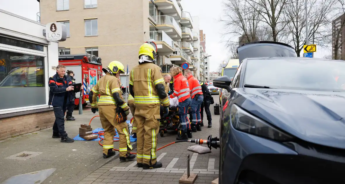 Fietsster bekneld onder auto na aanrijding - Foto 3