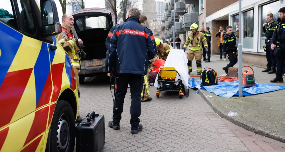 Fietsster bekneld onder auto na aanrijding - Foto 6