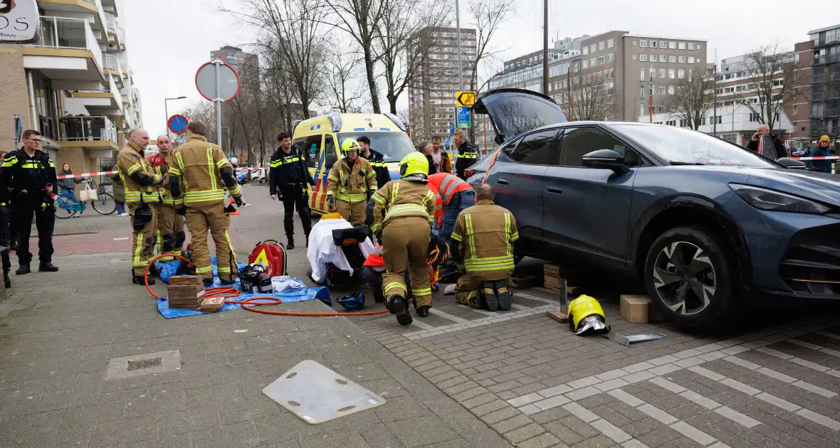 Fietsster bekneld onder auto na aanrijding - Foto 8