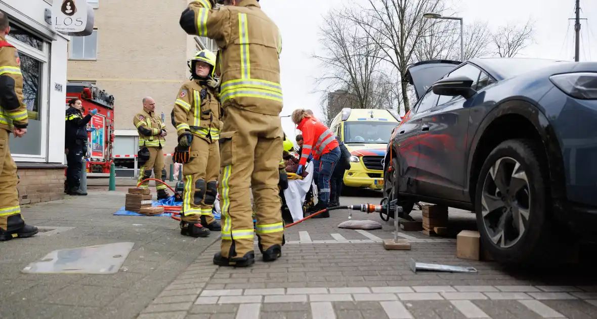 Fietsster bekneld onder auto na aanrijding - Foto 9