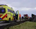 Vrachtwagen kantelt en belandt in sloot