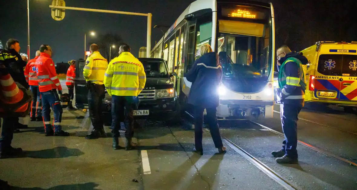 Forse schade na botsing tussen tram en auto