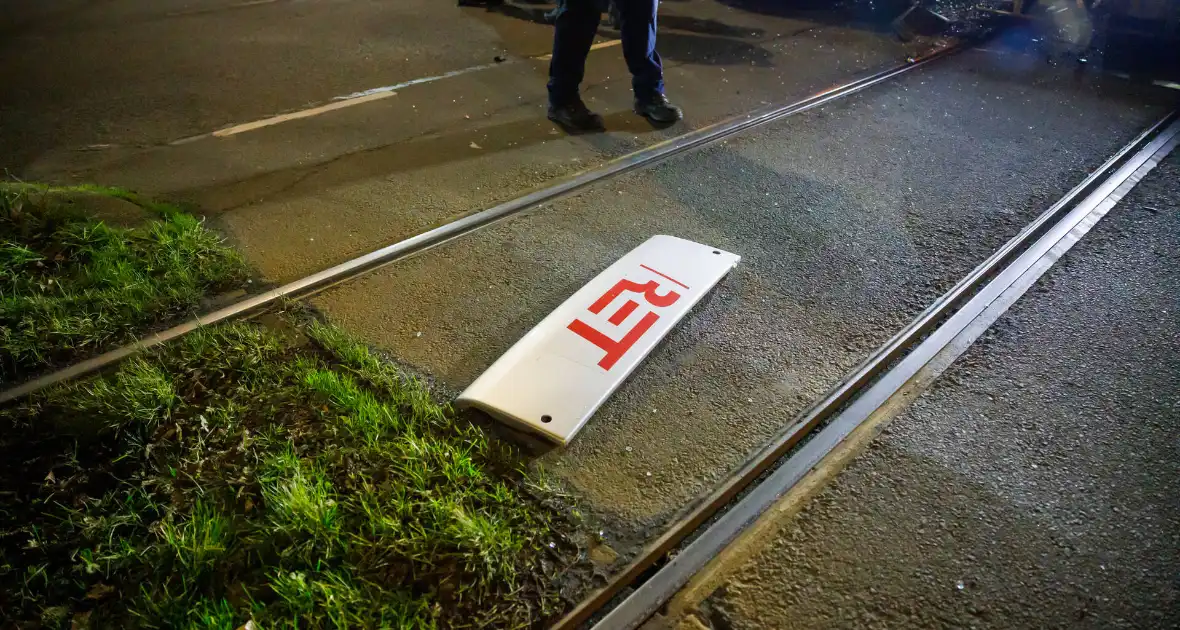 Forse schade na botsing tussen tram en auto - Foto 5