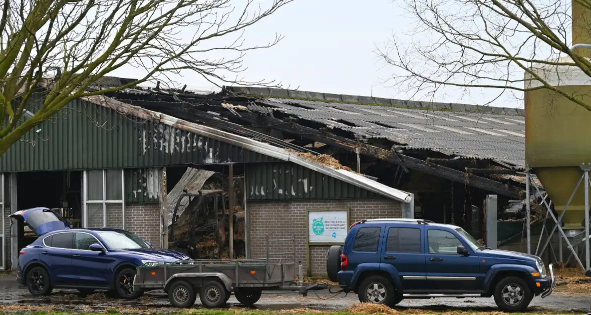 Deel van stal ingestort na grote brand door trekker