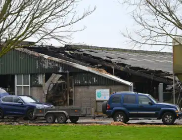 Deel van stal ingestort na grote brand door trekker