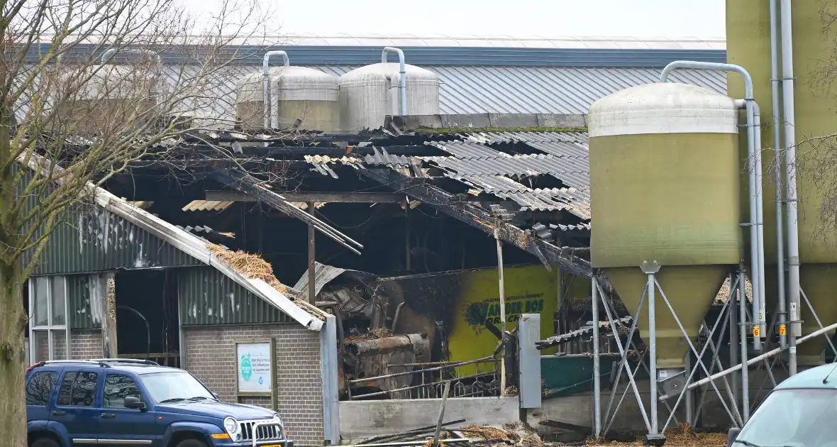 Deel van stal ingestort na grote brand door trekker - Foto 1