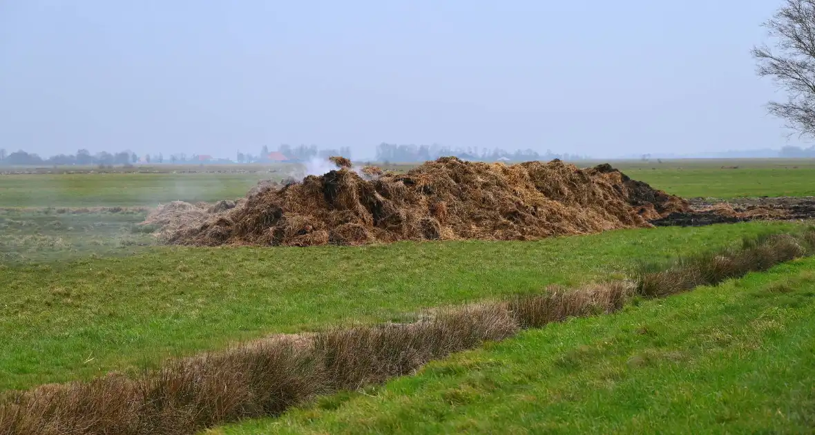Deel van stal ingestort na grote brand door trekker - Foto 2
