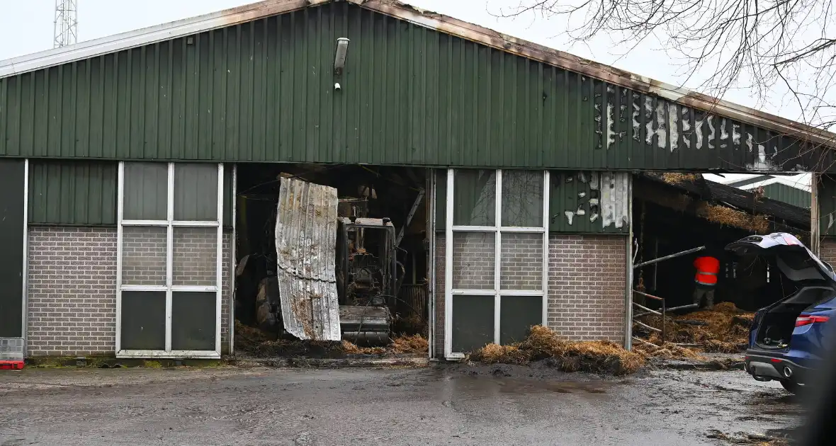 Deel van stal ingestort na grote brand door trekker - Foto 3