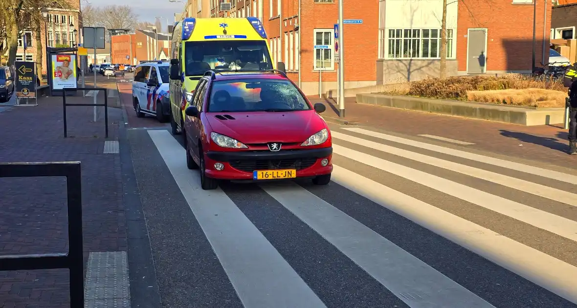 Persoon geschept op oversteekplaats - Foto 2