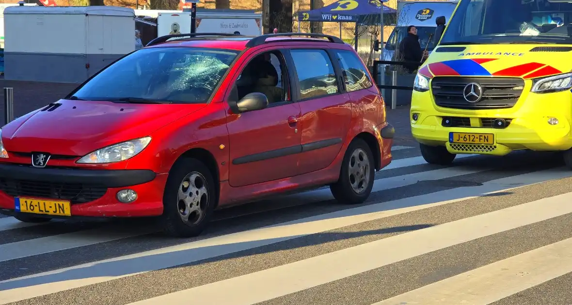 Persoon geschept op oversteekplaats - Foto 3