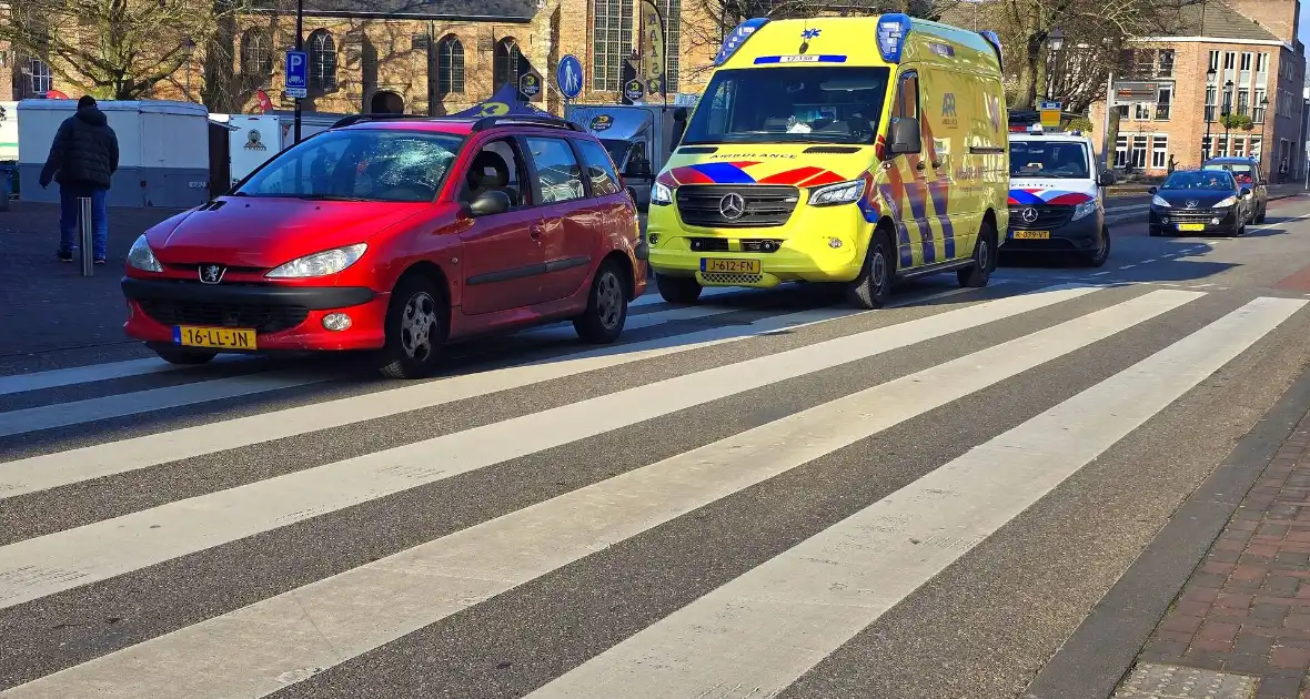 Persoon geschept op oversteekplaats - Foto 4
