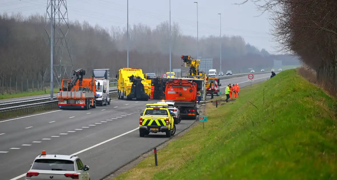 Poffertjes en bami over de weg door gekantelde vrachtwagen