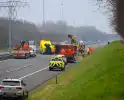 Poffertjes en bami over de weg door gekantelde vrachtwagen