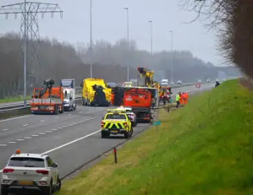 Poffertjes en bami over de weg door gekantelde vrachtwagen