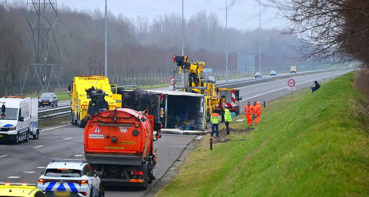 Poffertjes en bami over de weg door gekantelde vrachtwagen - Foto 1