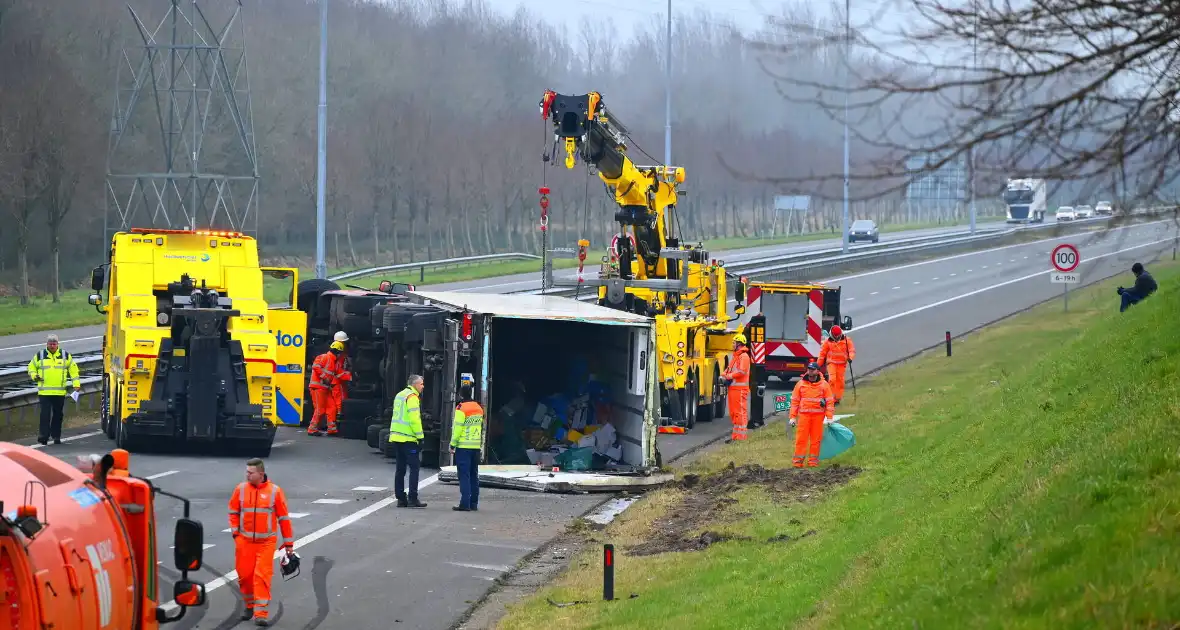 Poffertjes en bami over de weg door gekantelde vrachtwagen - Foto 2
