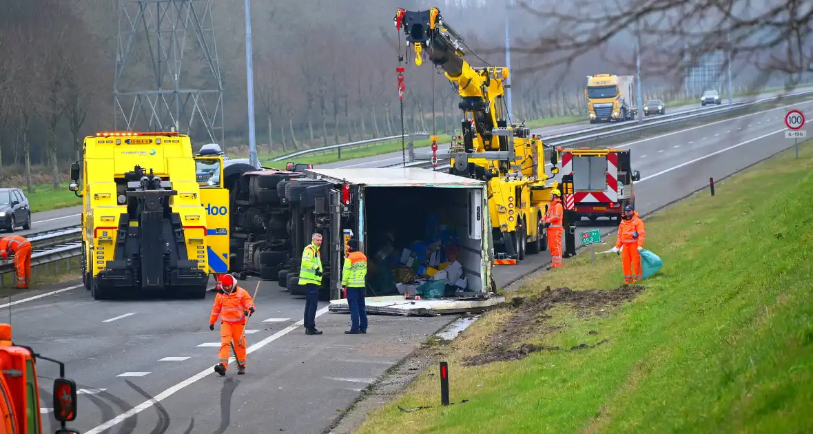 Poffertjes en bami over de weg door gekantelde vrachtwagen - Foto 3