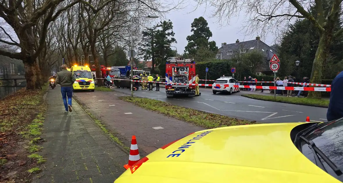Auto slaat over de kant na botsing tegen boom