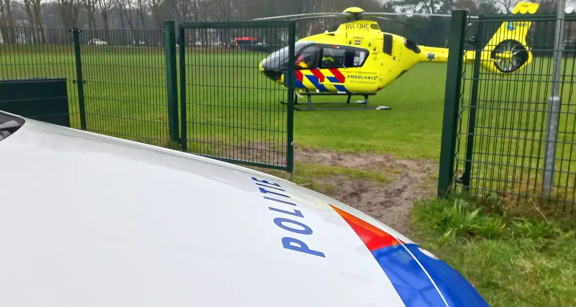 Auto slaat over de kant na botsing tegen boom - Foto 1