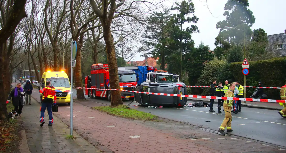 Auto slaat over de kant na botsing tegen boom - Foto 10