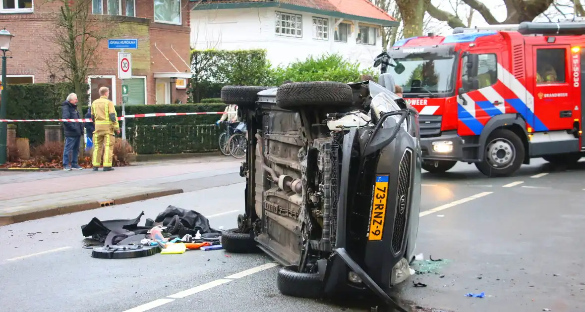Auto slaat over de kant na botsing tegen boom - Foto 11