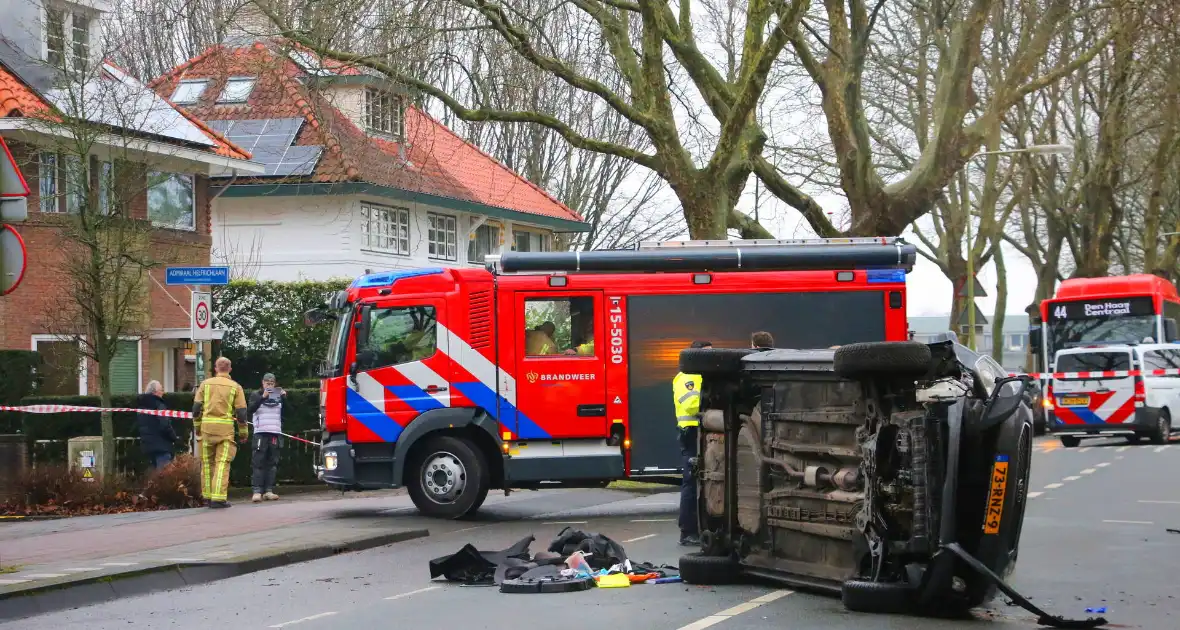Auto slaat over de kant na botsing tegen boom - Foto 13