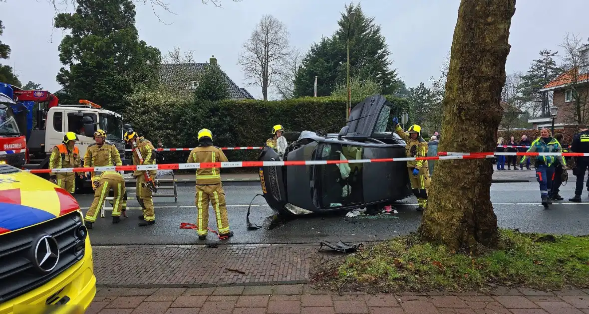 Auto slaat over de kant na botsing tegen boom - Foto 4