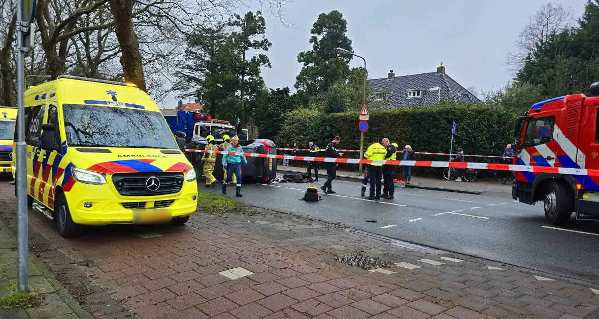 Auto slaat over de kant na botsing tegen boom - Foto 5