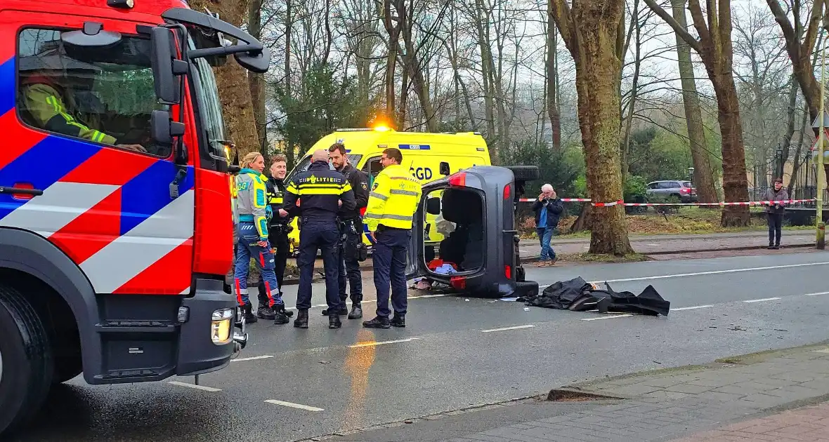 Auto slaat over de kant na botsing tegen boom - Foto 6