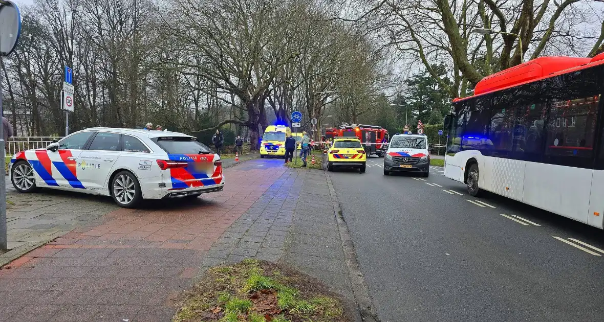 Auto slaat over de kant na botsing tegen boom - Foto 7