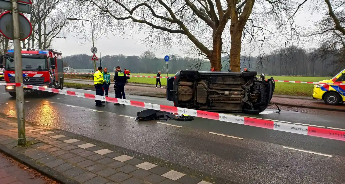 Auto slaat over de kant na botsing tegen boom - Foto 8