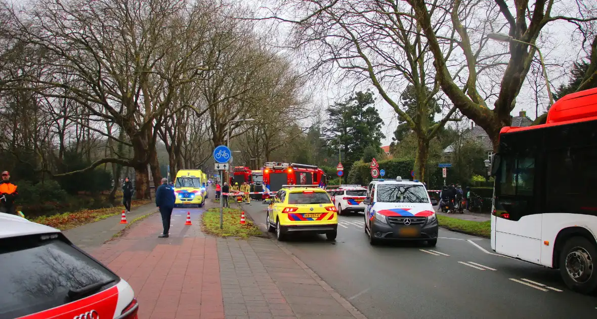 Auto slaat over de kant na botsing tegen boom - Foto 9