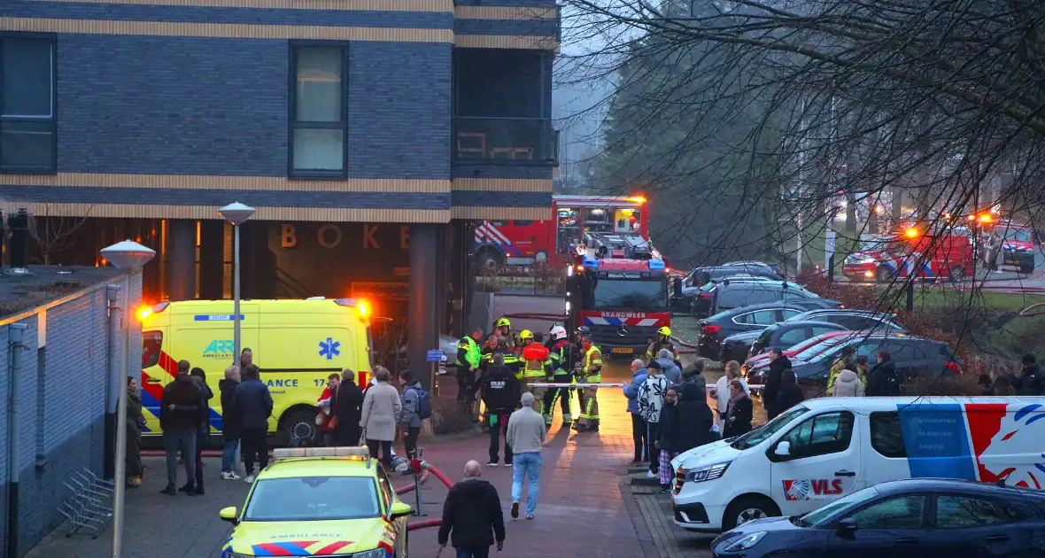 Flinke rook ontwikkeling bij grote brand in appartement