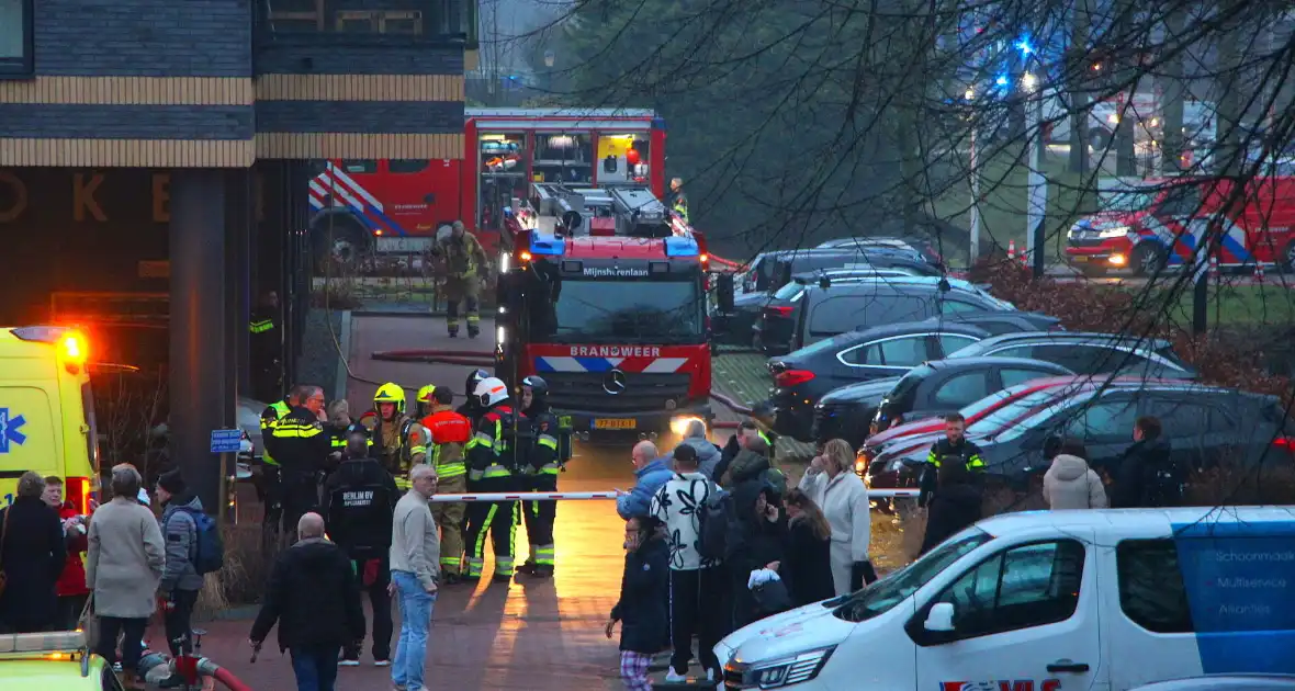 Flinke rook ontwikkeling bij grote brand in appartement - Foto 1
