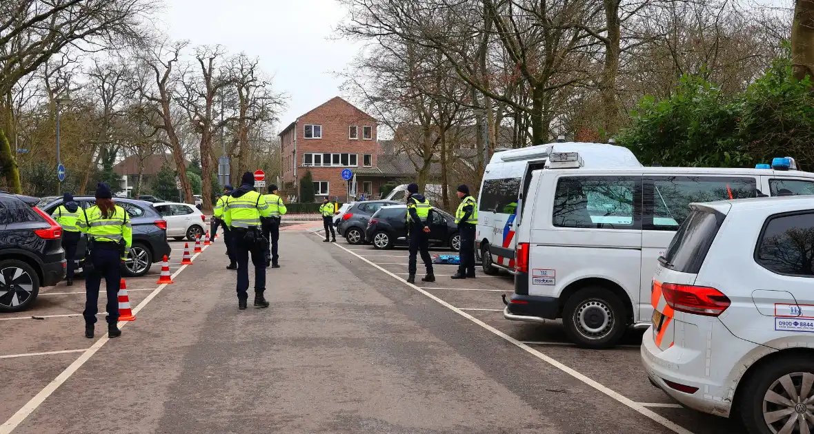 Politie controleert voertuigen en brommers