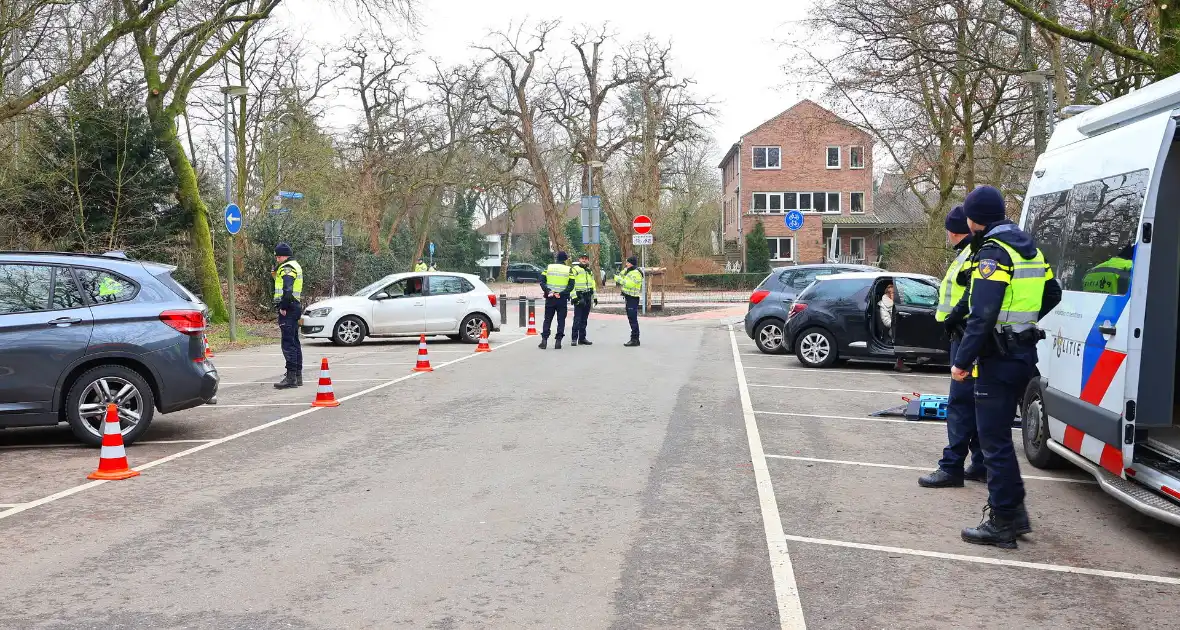 Politie controleert voertuigen en brommers - Foto 1