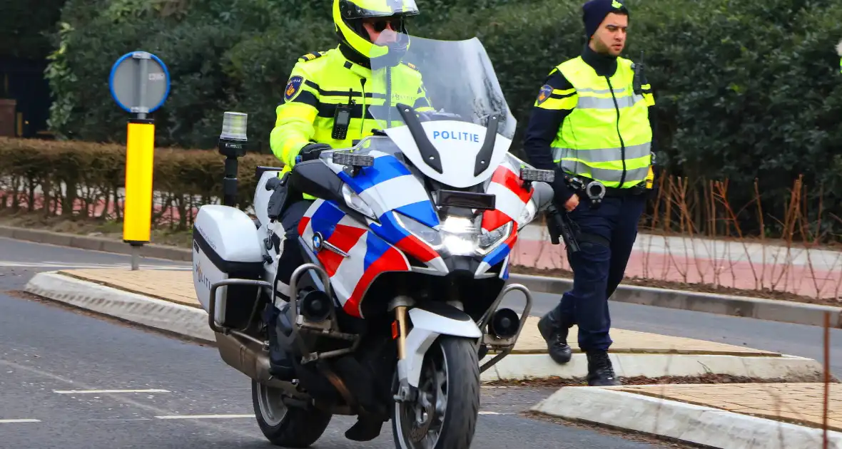 Politie controleert voertuigen en brommers - Foto 2