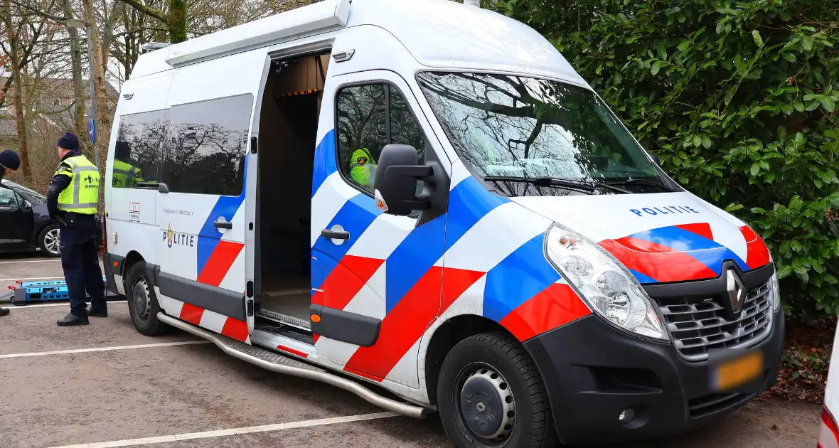 Politie controleert voertuigen en brommers - Foto 3