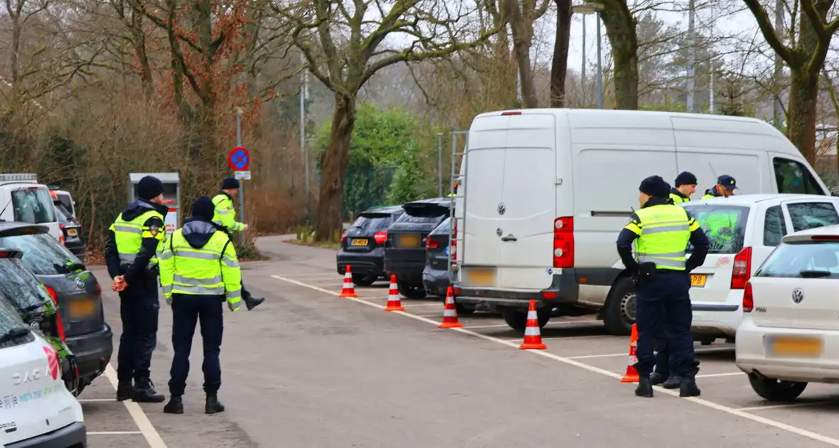 Politie controleert voertuigen en brommers - Foto 4