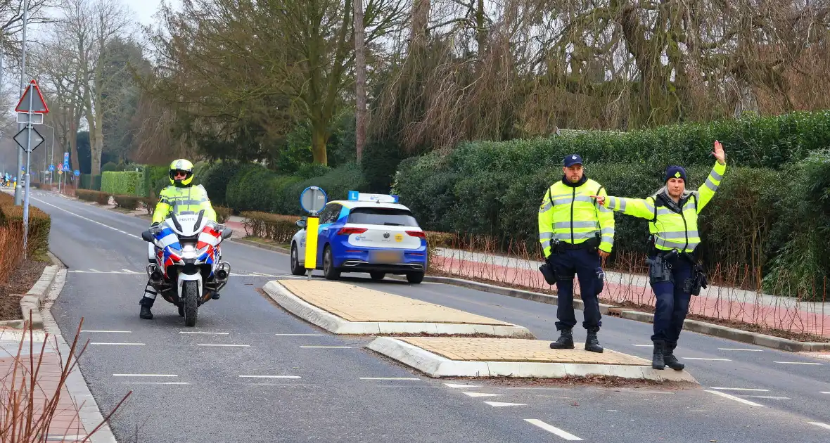 Politie controleert voertuigen en brommers - Foto 5