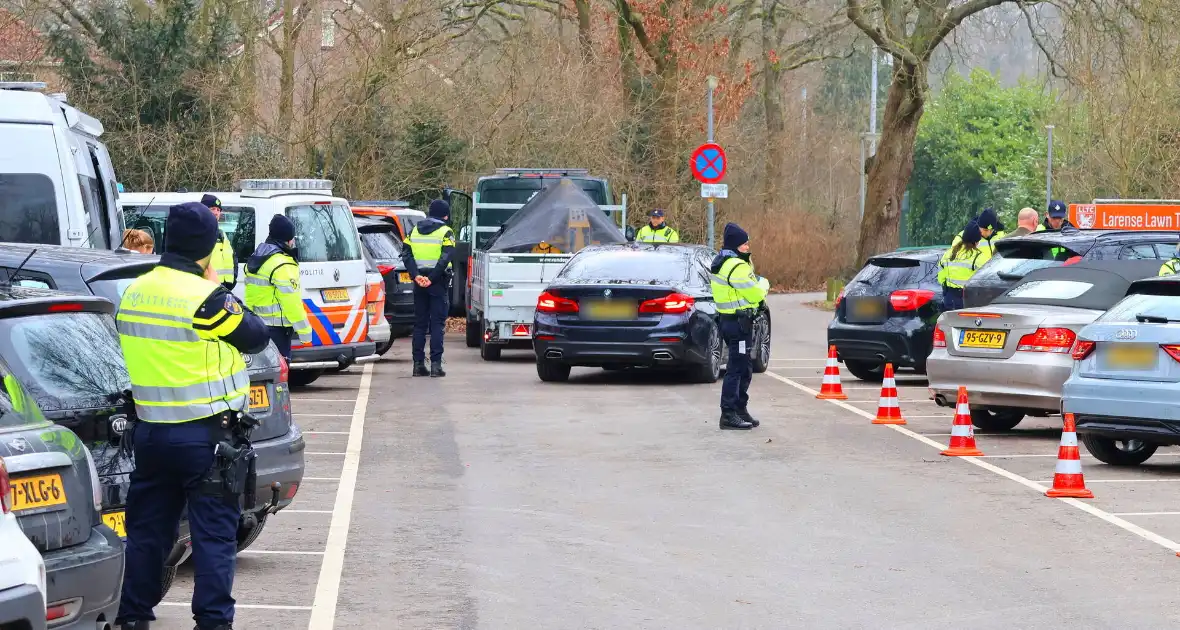 Politie controleert voertuigen en brommers - Foto 8