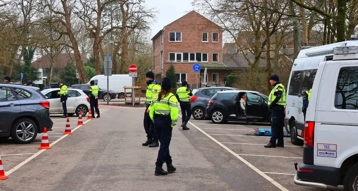 Politie controleert voertuigen en brommers - Foto 9