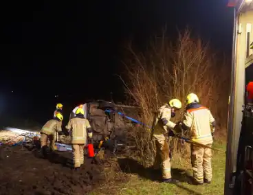 Dronken bestuurder belandt met auto op zijkant in berm