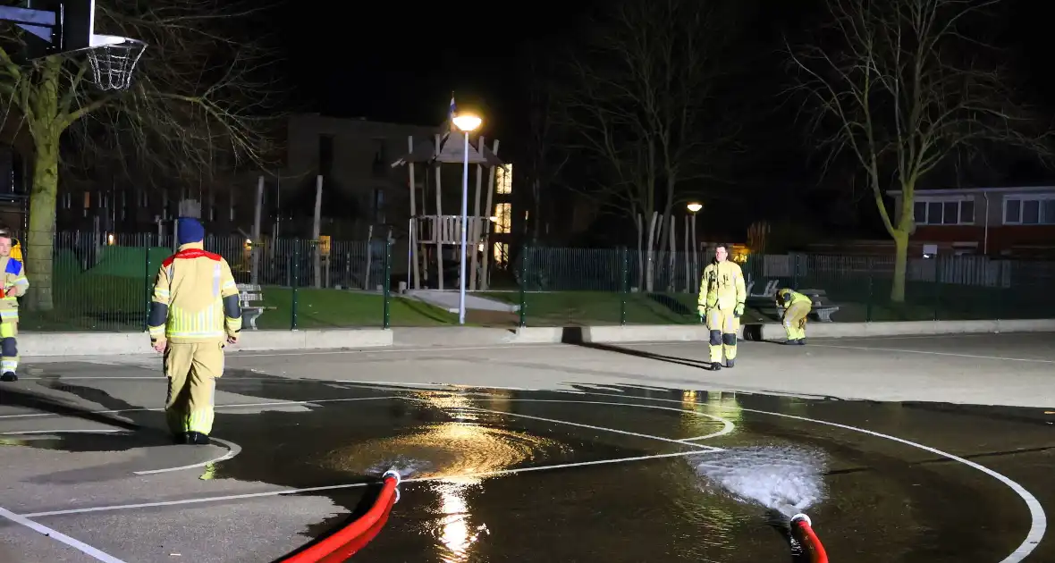 Brandweer laat basketbalveld onderlopen wegens verwachtte vorst